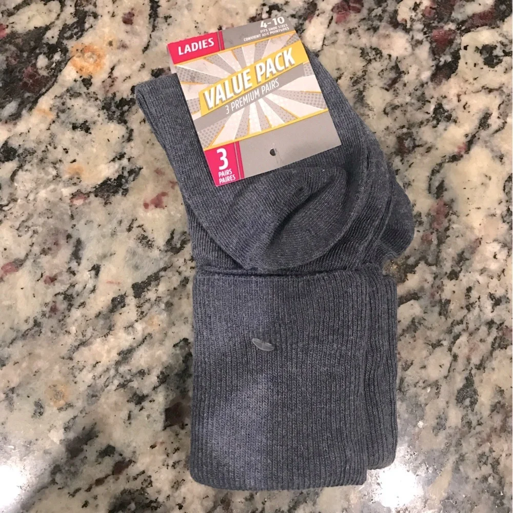 New 3-pair Package Ladies Crew SOCKS NWT